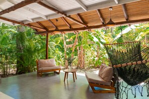 Bungalow, en bord de piscine (Lula) | Terrasse/Patio