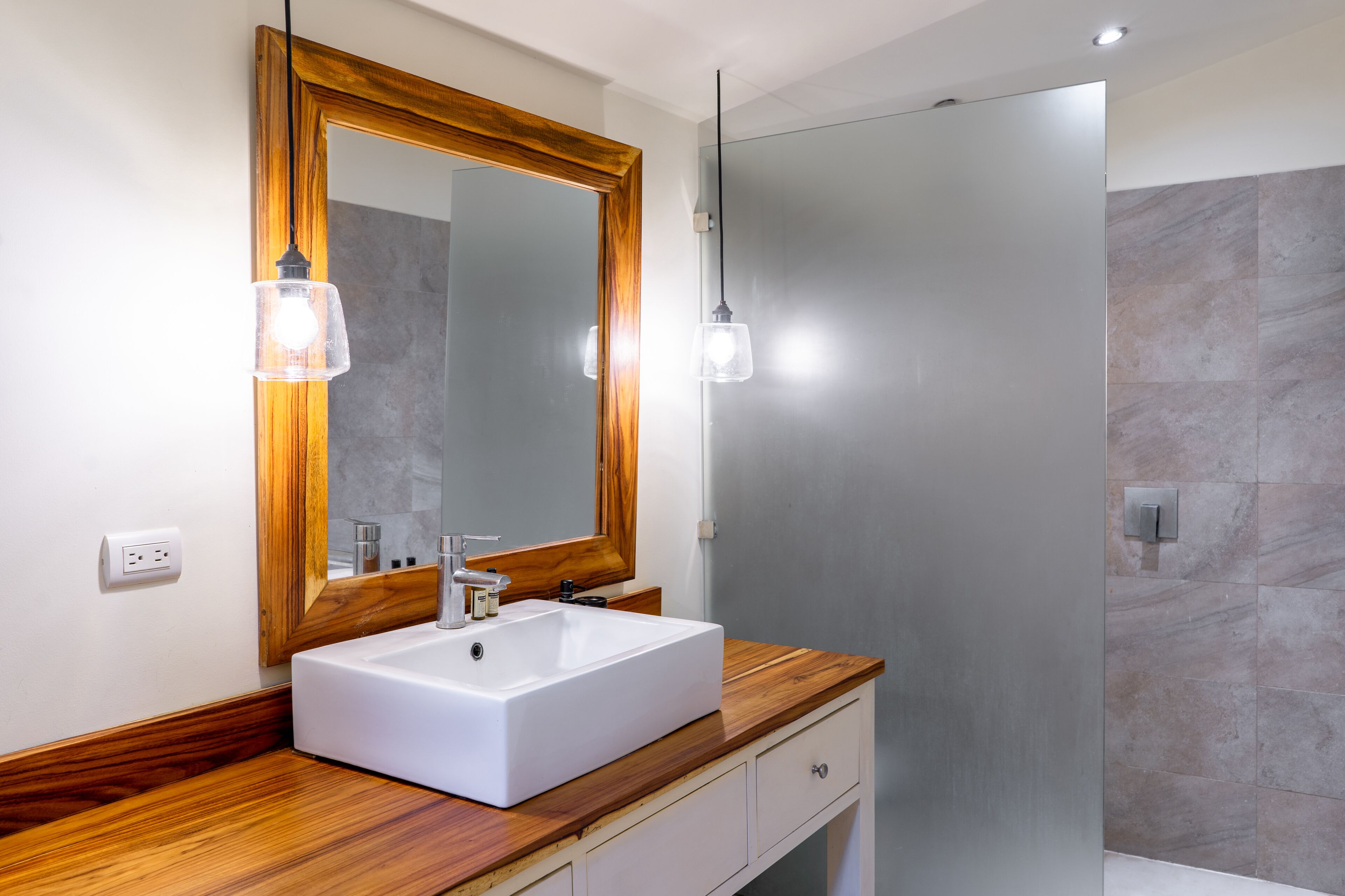 bungalow, 2 bedrooms | bathroom | shower, free toiletries, towels