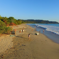 Sulla spiaggia, un bar sulla spiaggia