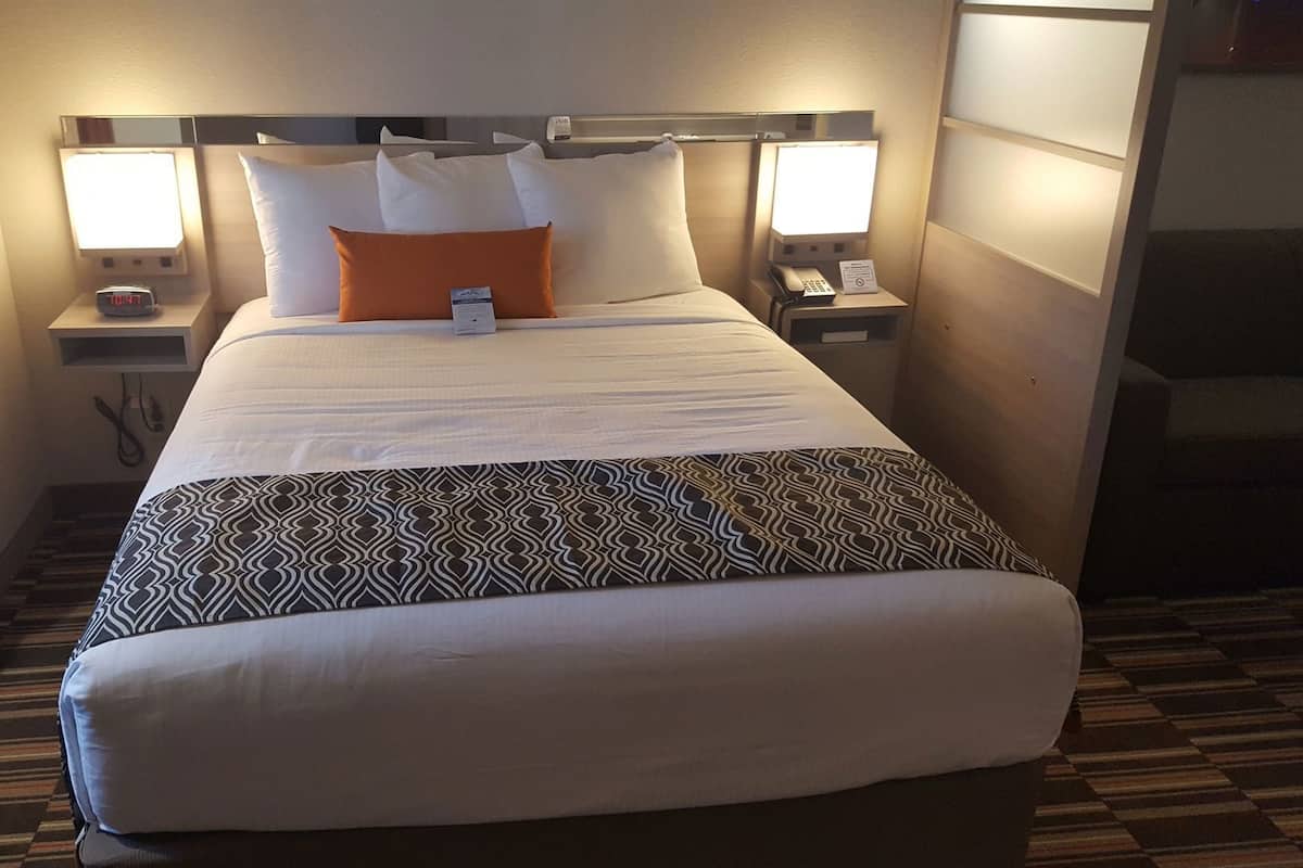 Escritorio, espacio para trabajar con laptop y cortinas blackout