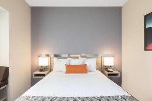 Escritorio, espacio para trabajar con laptop y cortinas blackout 