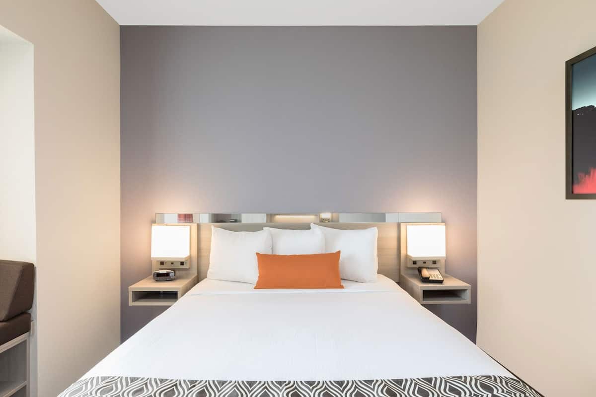 Escritorio, espacio para trabajar con laptop y cortinas blackout