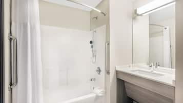 Combined shower/tub, free toiletries, hair dryer, towels
