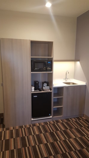 Suite Studio, 1 grand lit, non-fumeurs | Bureau, espace de travail pour ordinateur portable, rideaux occultants