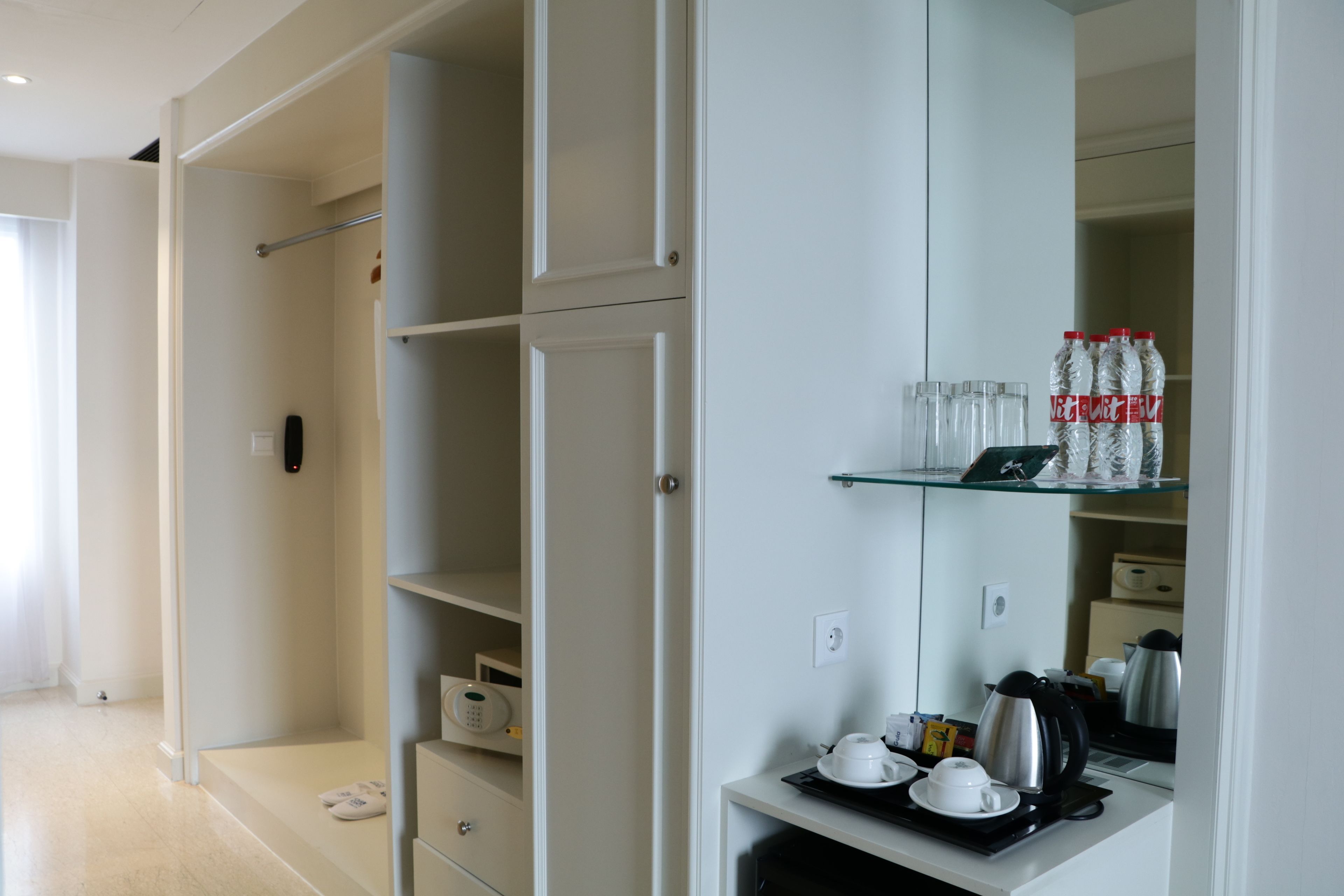 room, 1 king bed, non smoking (larger guest room) | 1 bedroom, premium bedding, minibar, in-room safe