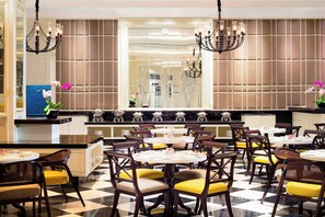 Se sirven desayunos, almuerzos y cenas; cocina internacional