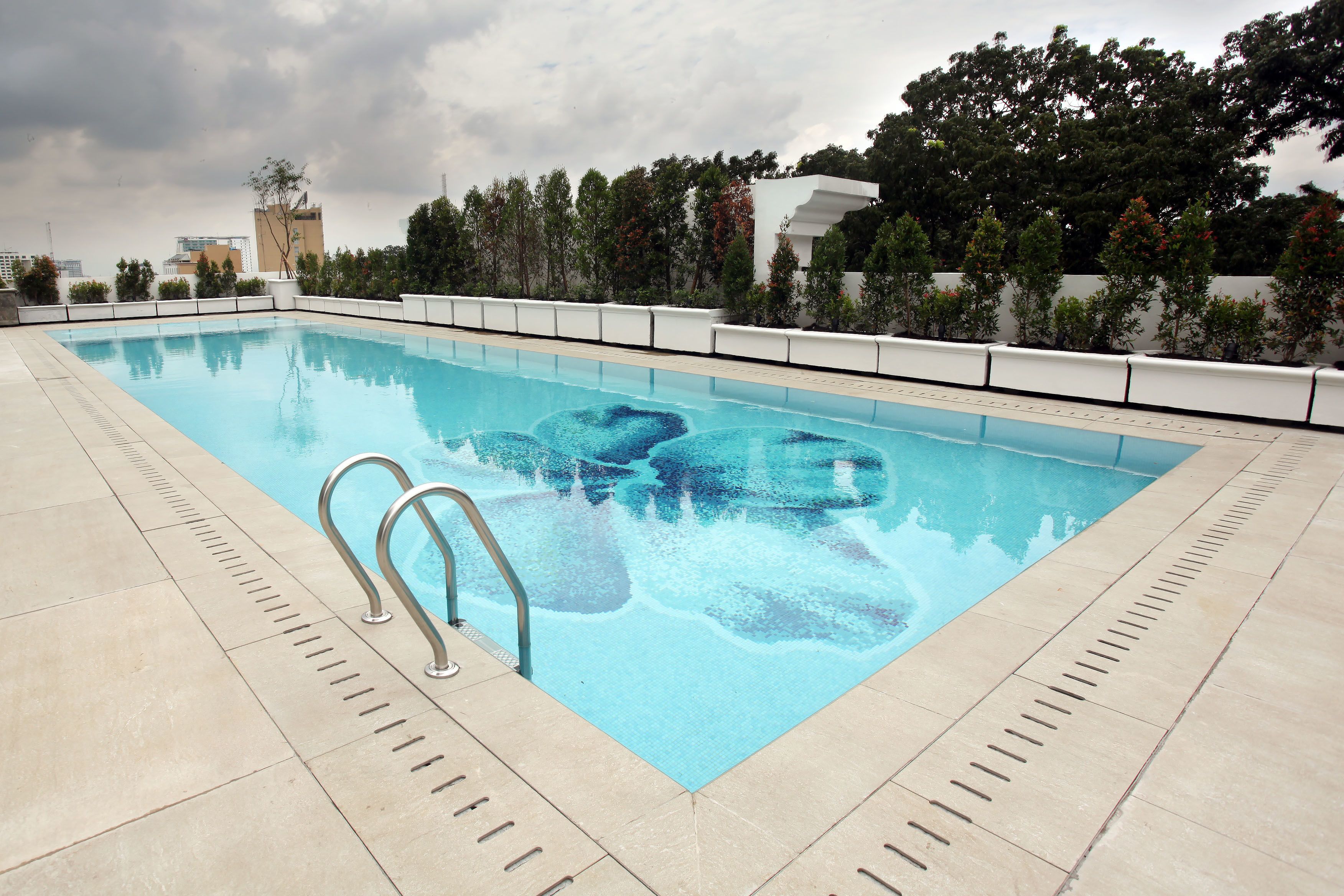 Una piscina al aire libre (de 06:00 a 21:00), tumbonas