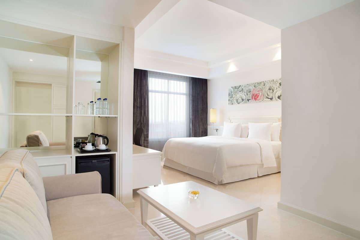 Signature Room, 1 King Bed with Sofa bed, Non Smoking | Living room