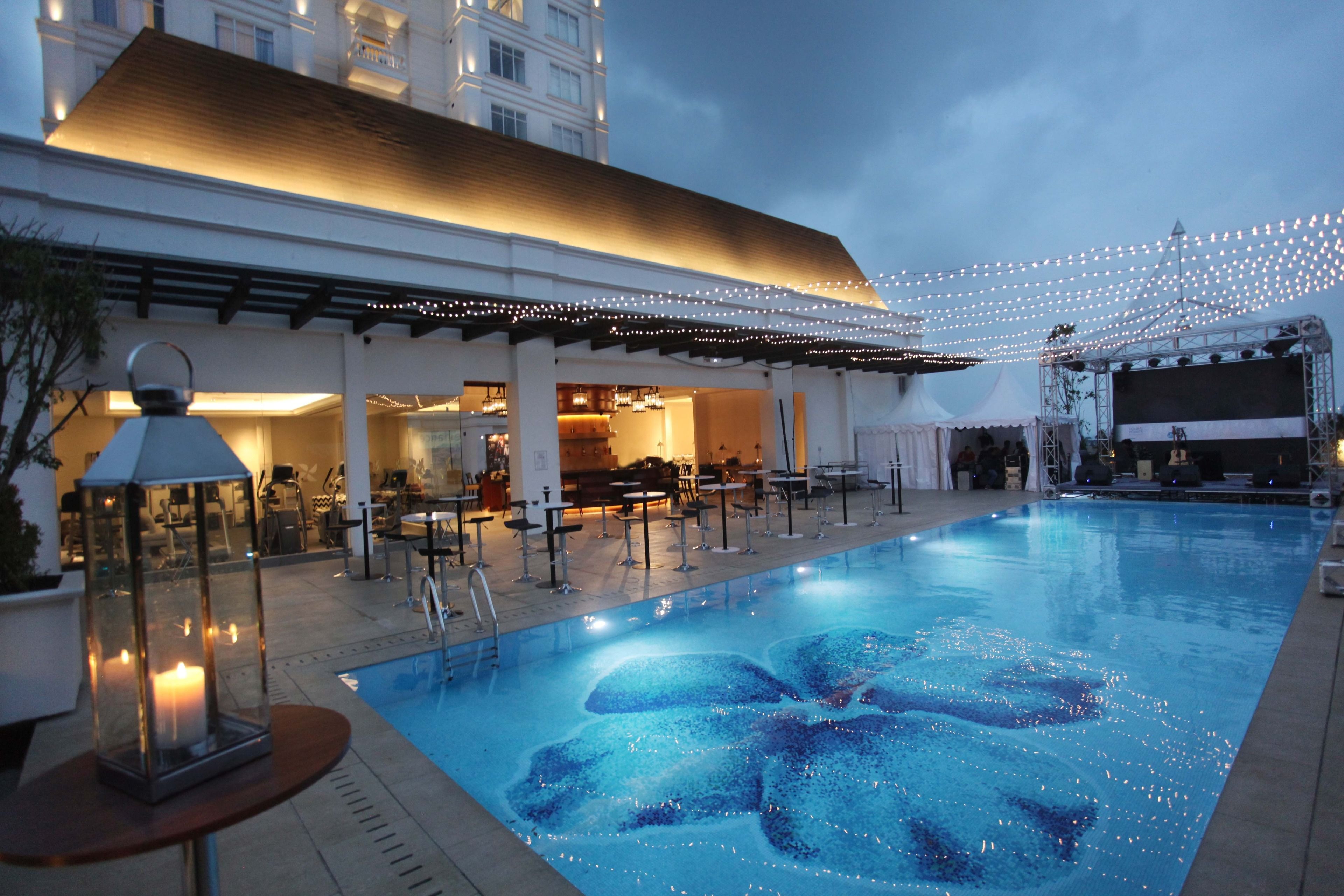 outdoor pool, open 6:00 am to 9:00 pm, pool loungers