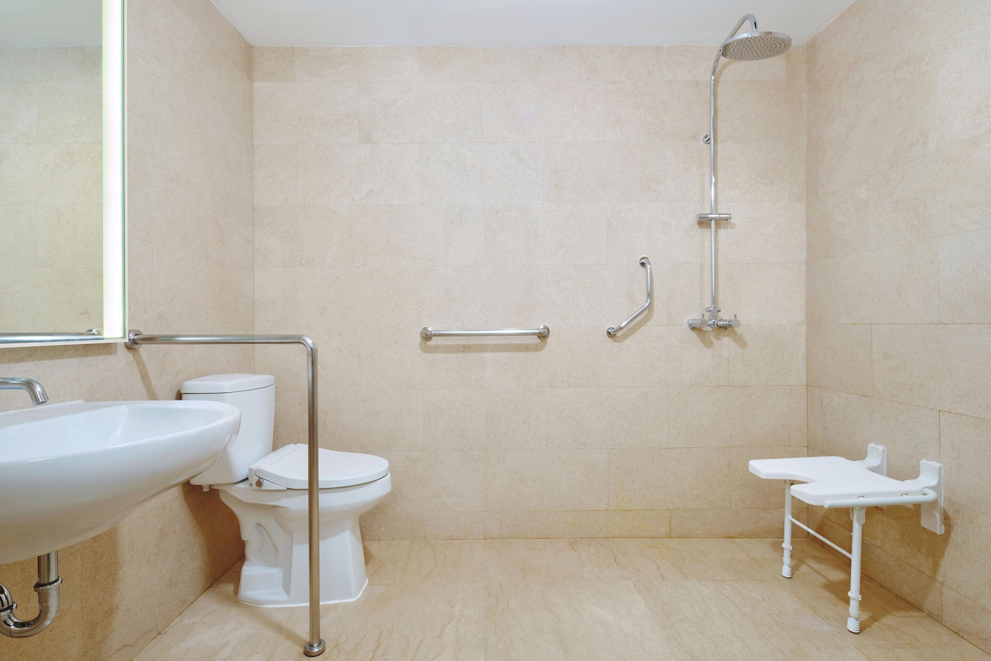 Ein Badezimmer mit Waschbecken, Toilette und Dusche.