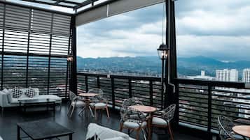 Melayani sarapan dan makan siang dengan sajian masakan internasional