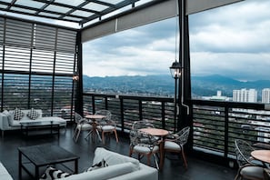 Melayani sarapan dan makan siang dengan sajian masakan internasional