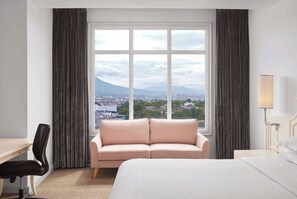 Premium kamer, 1 kingsize bed met slaapbank | 1 slaapkamer, luxe beddengoed, een minibar, een kluis op de kamer