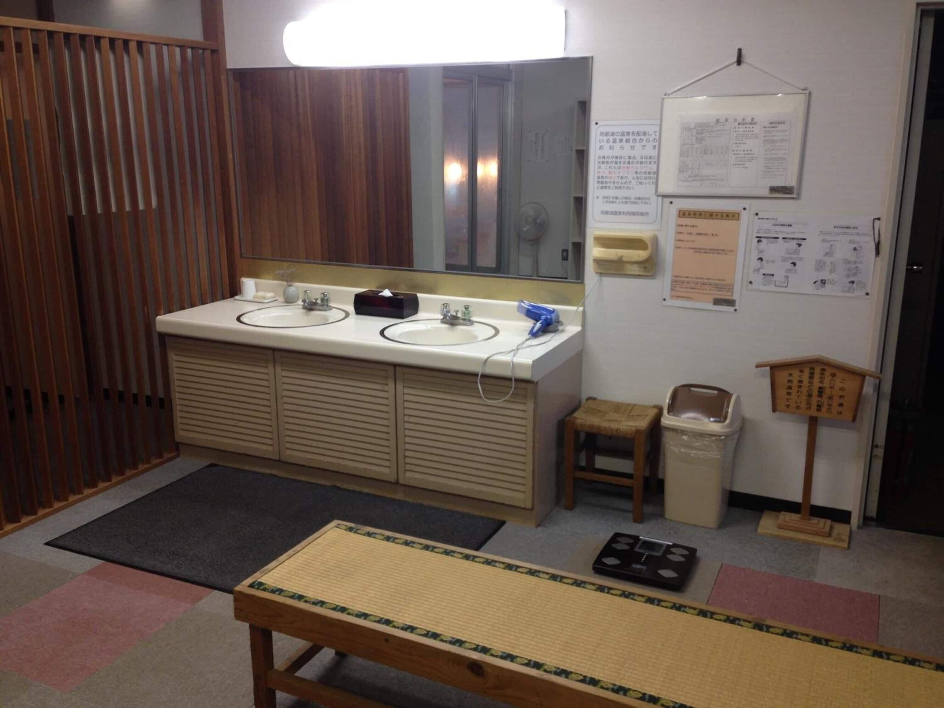 combined shower/bathtub, hydromassage showerhead, free toiletries