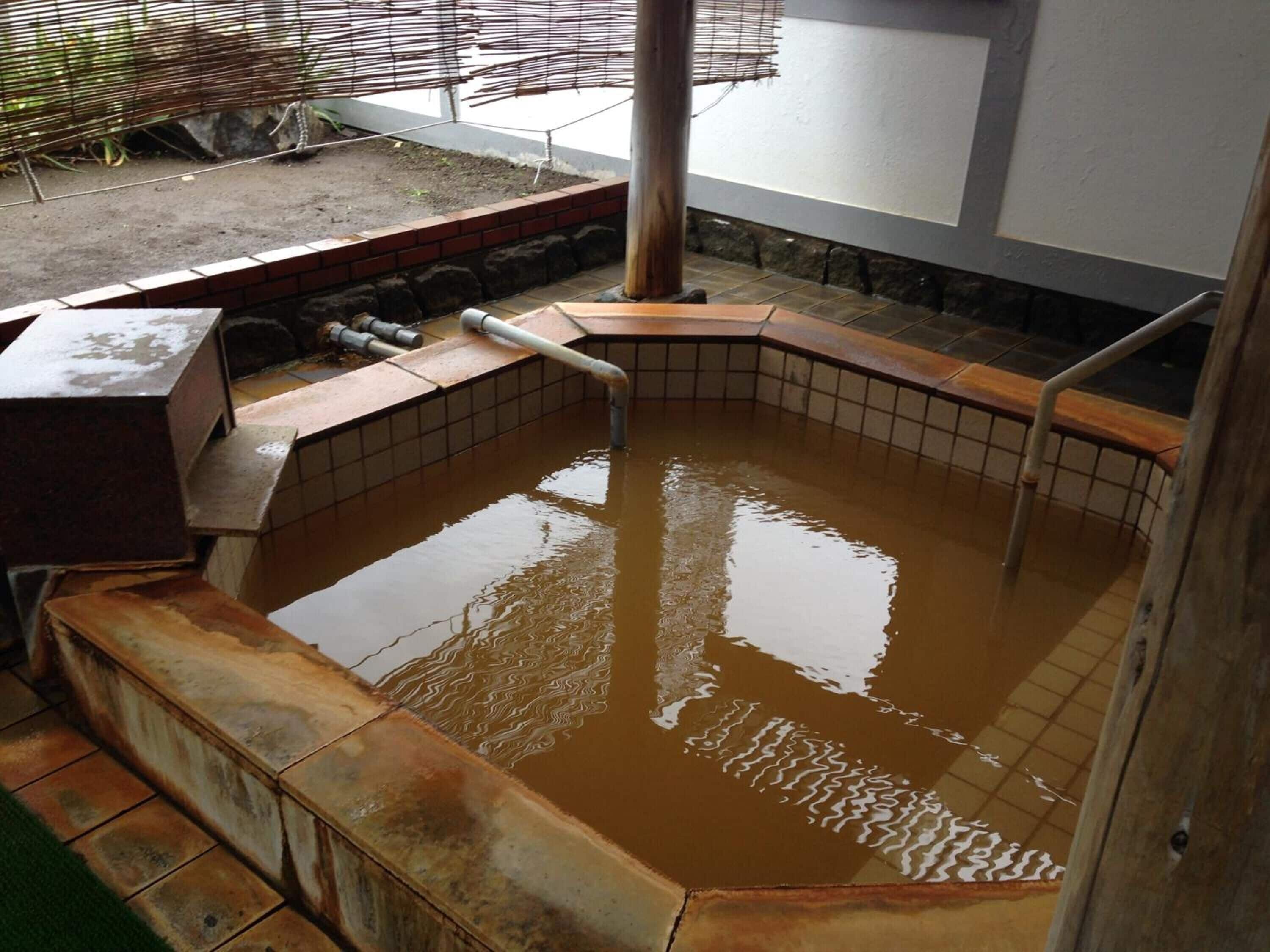 combined shower/bathtub, hydromassage showerhead, free toiletries