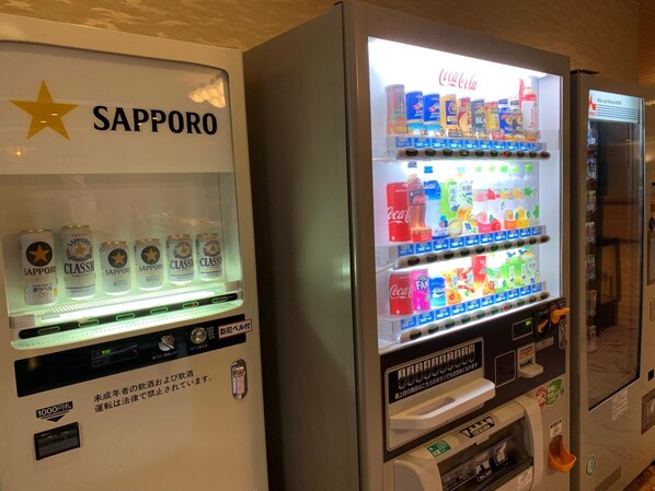Máquinas expendedoras con cerveza Sapporo y Coca-Cola.