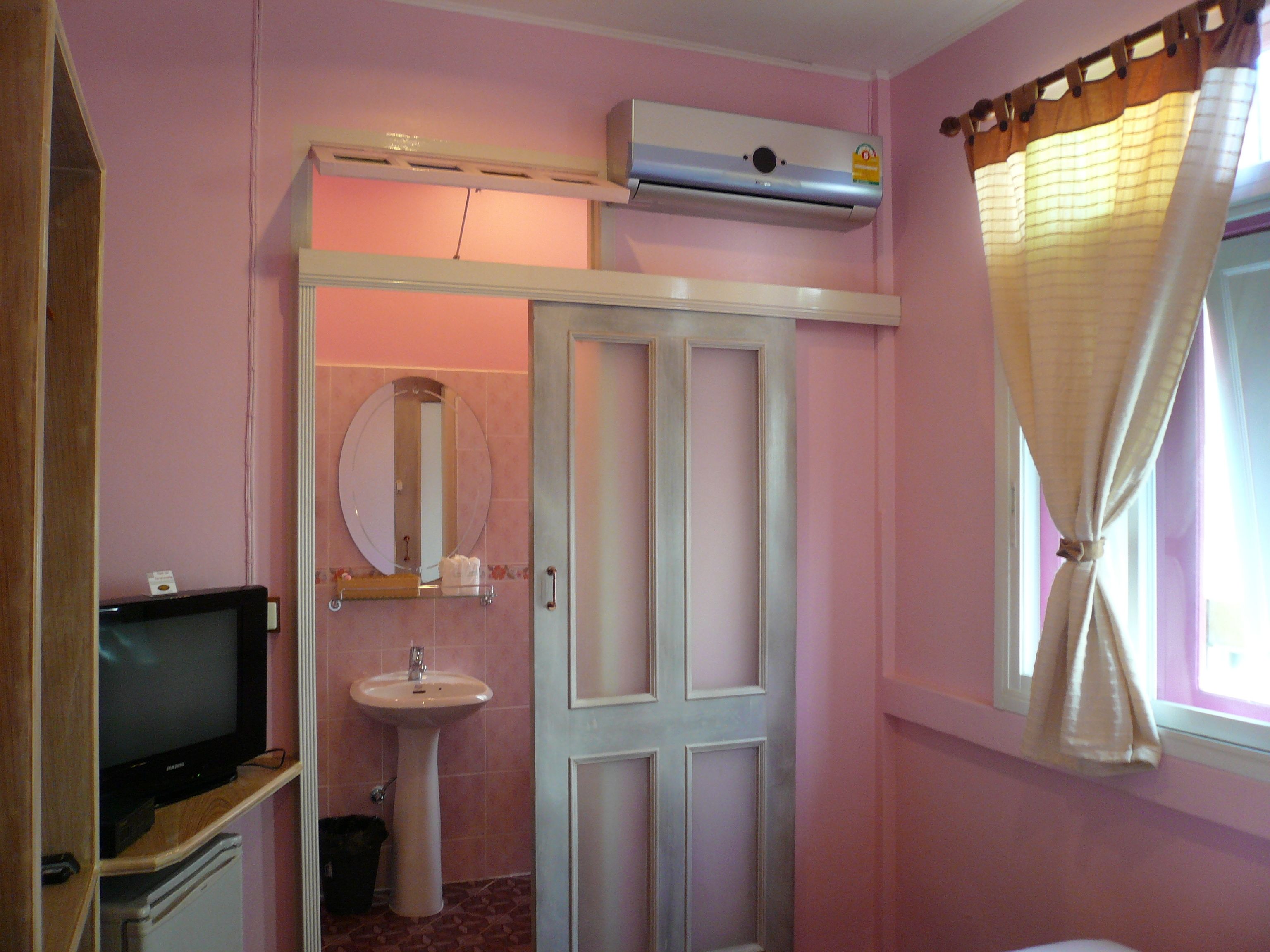 in-room safe, free wifi, bed sheets