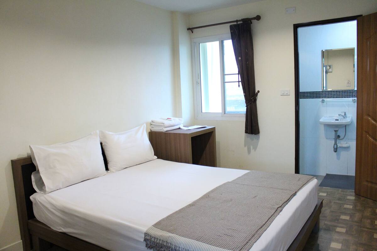 In-room safe, free WiFi, bed sheets