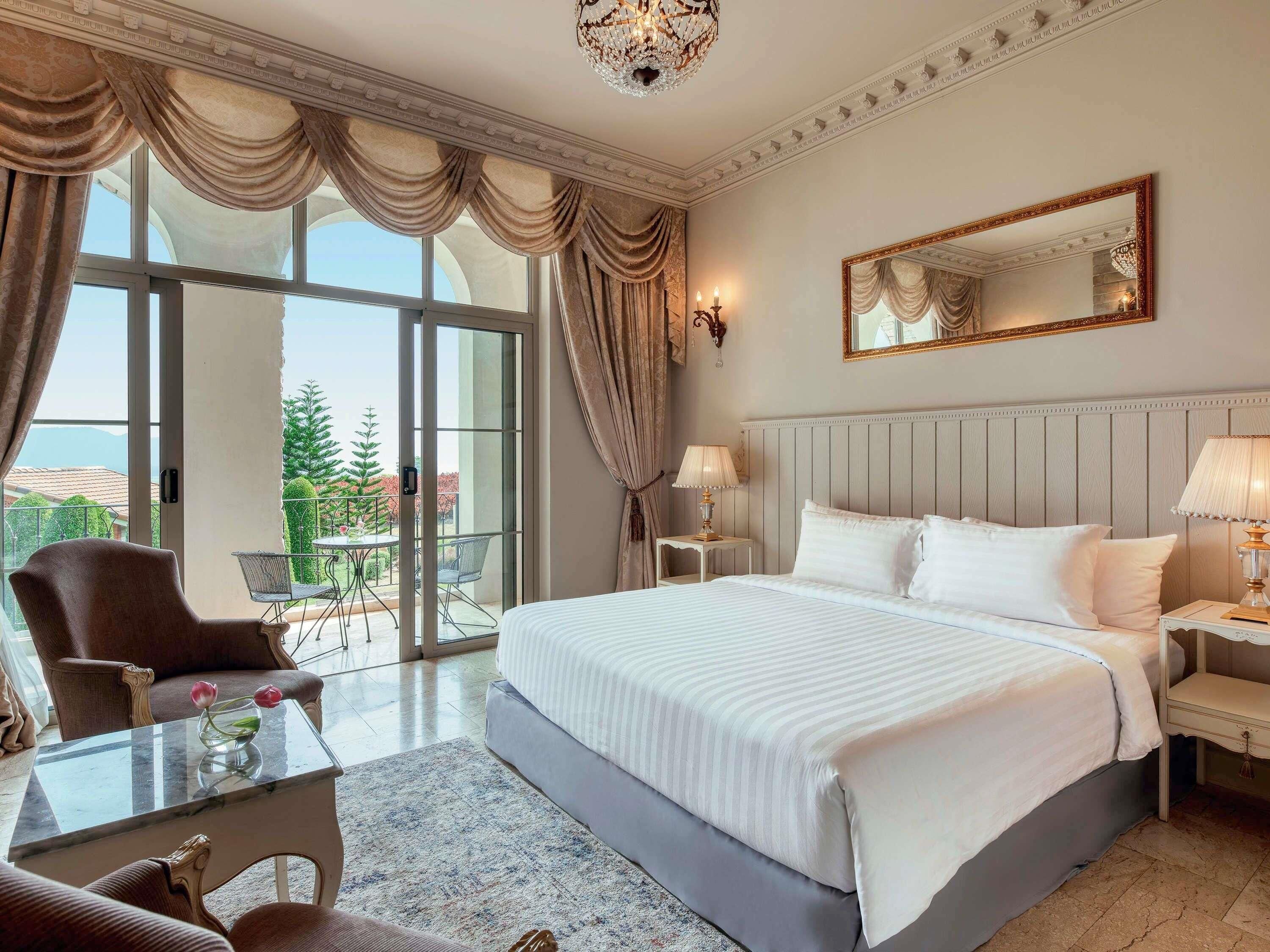 Deluxe kamer, 1 kingsize bed | Een minibar, een kluis op de kamer, een bureau