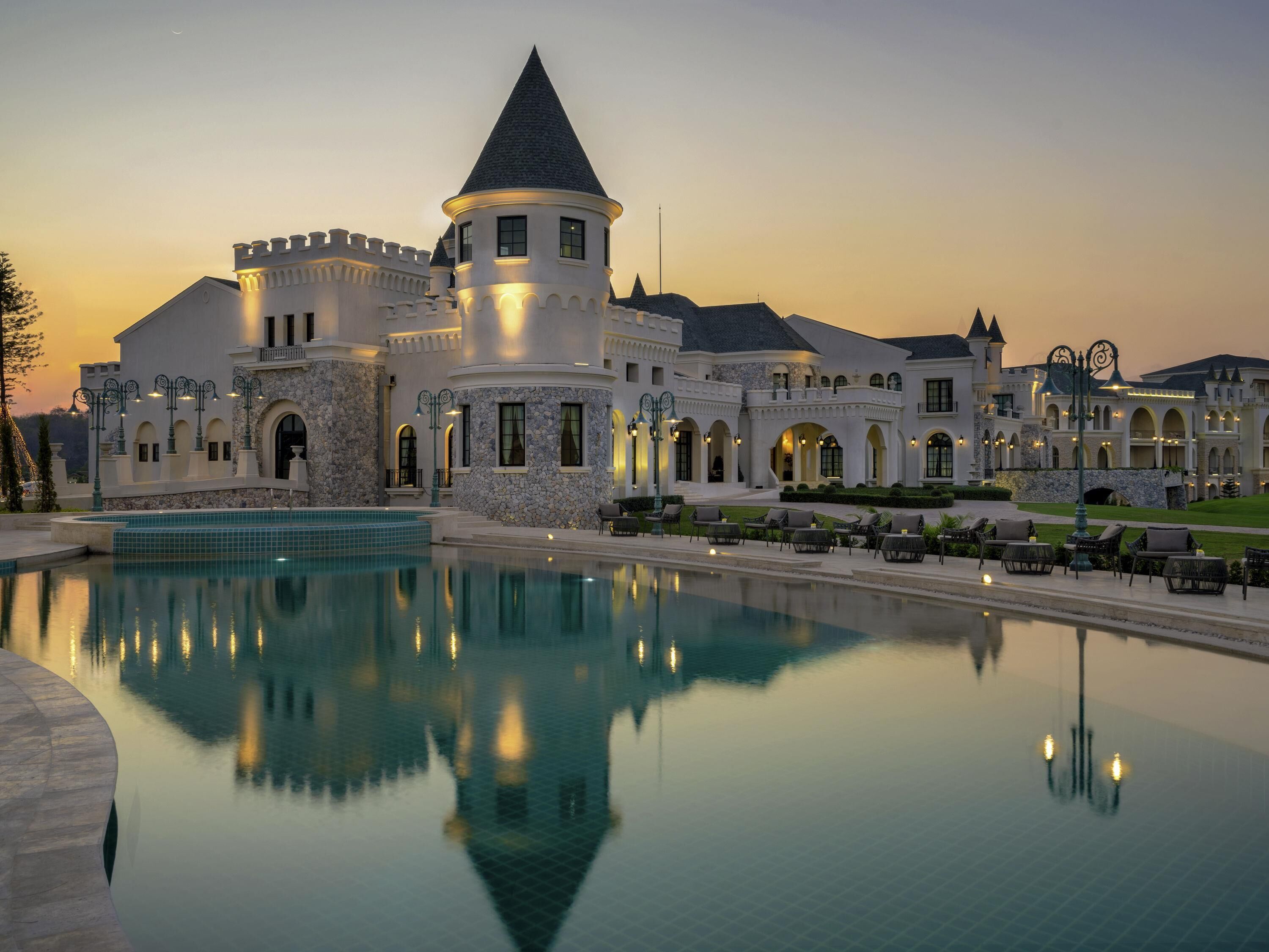 من حمّامات السباحة المغطاة، حمّام سباحة خارجي، كبائن مجانية