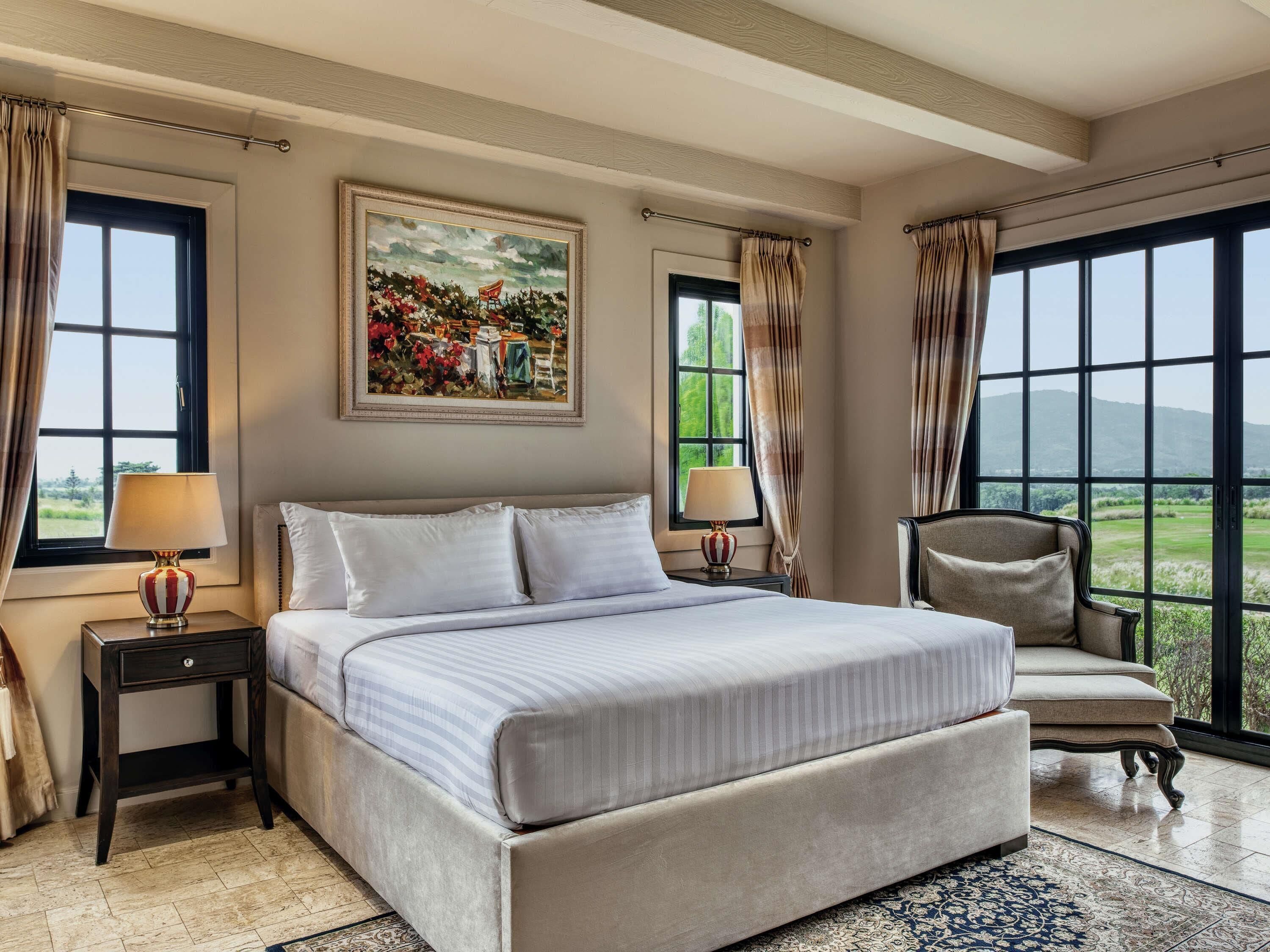 Minibar, in-room safe, desk, iron/ironing board