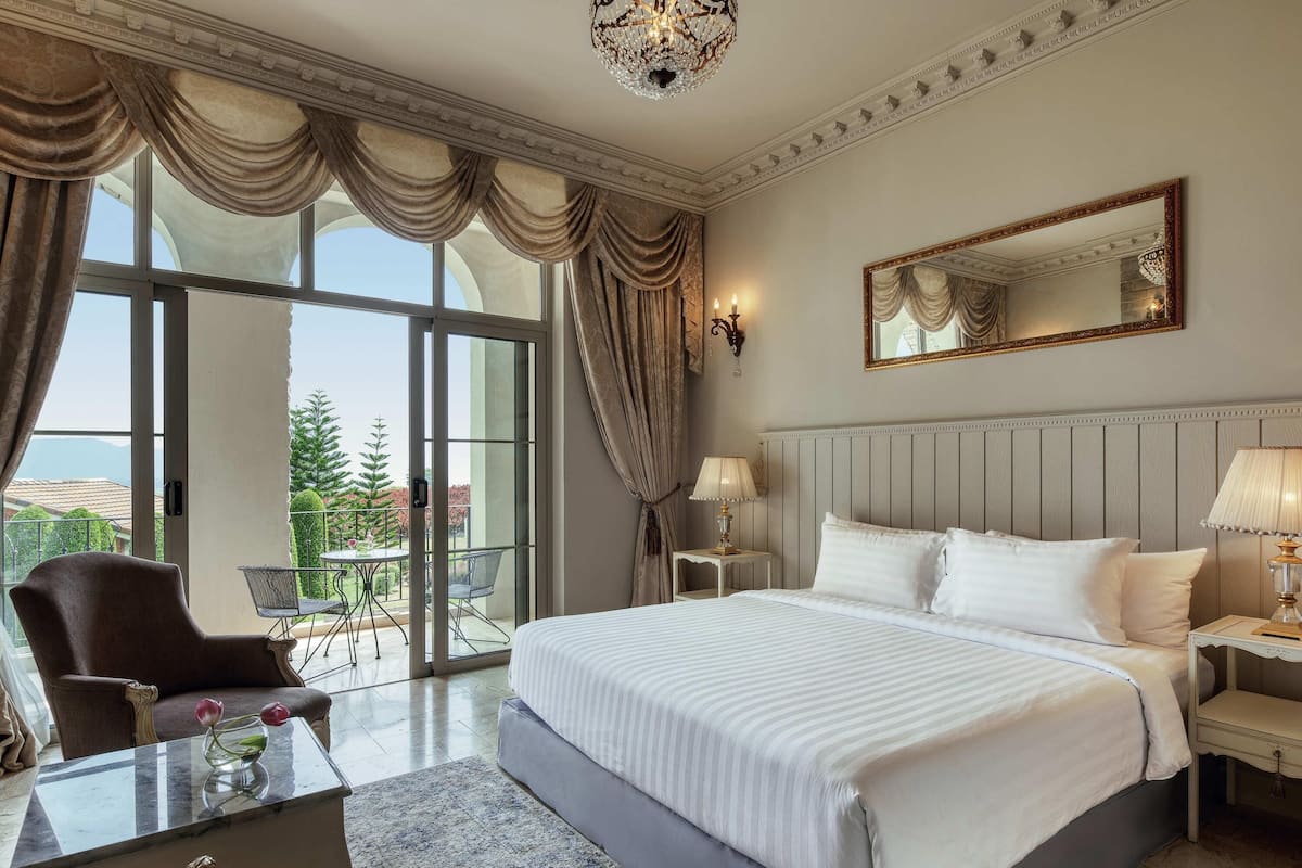 Chambre Deluxe, 1 trĂšs grand lit | Minibar, coffre-fort, bureau, fer et planche Ă repasser