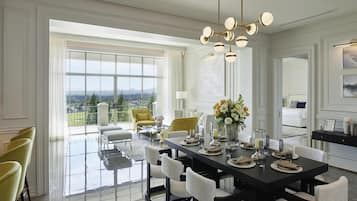 Penthouse Royal | Minibar, caja de seguridad en la habitación y escritorio