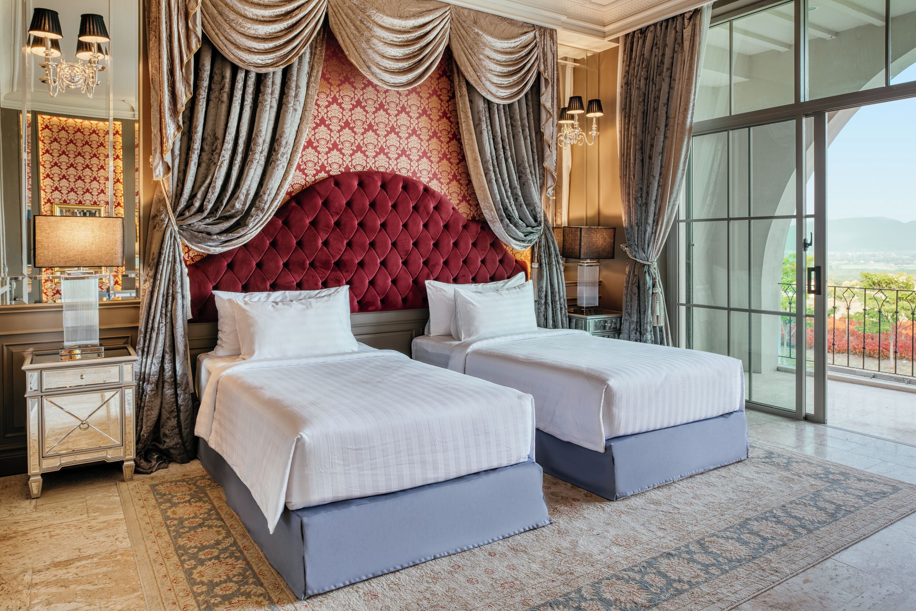 Minibar, coffres-forts dans les chambres, bureau