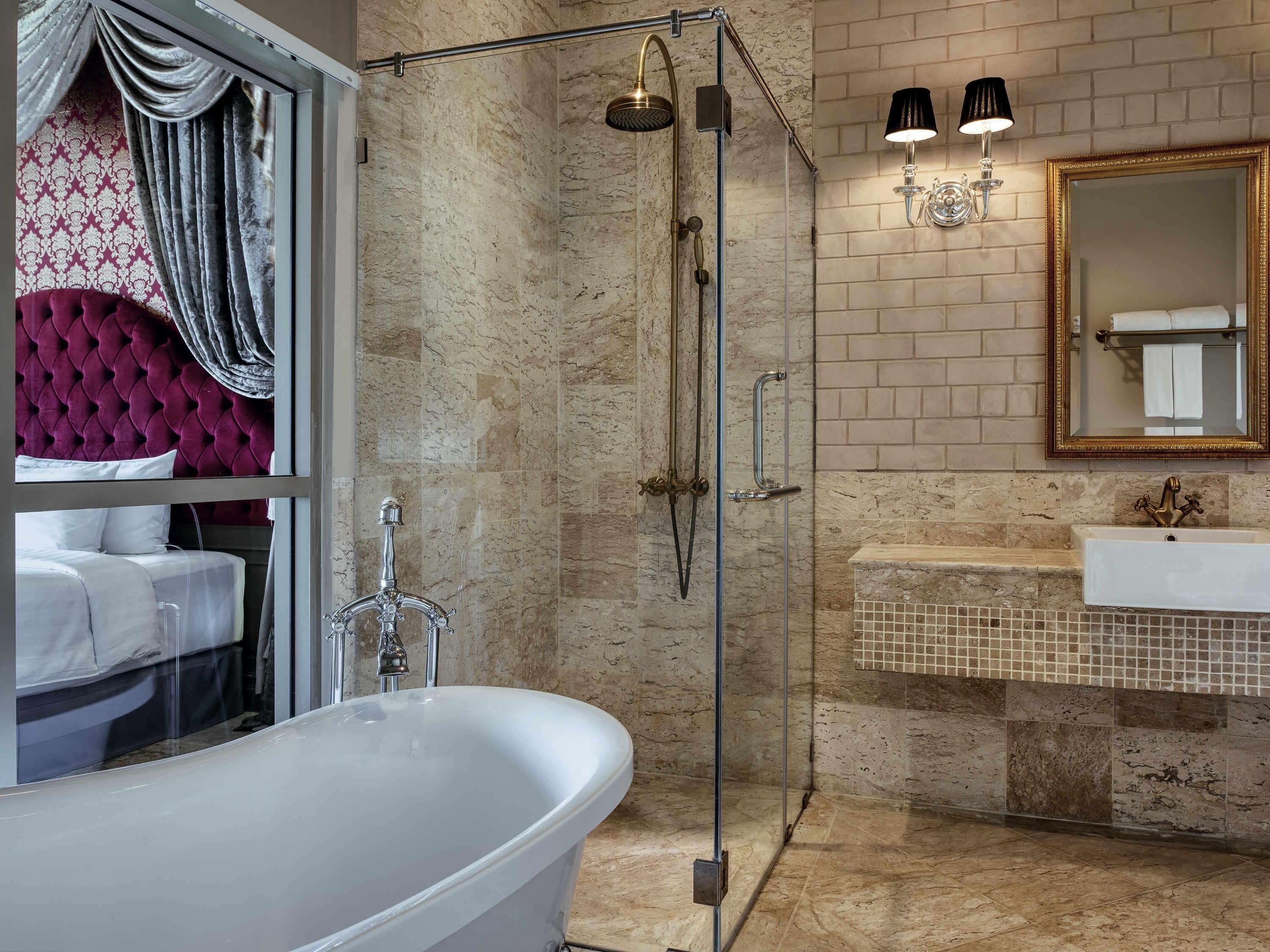 Minibar, caja fuerte, escritorio y tabla de planchar con plancha