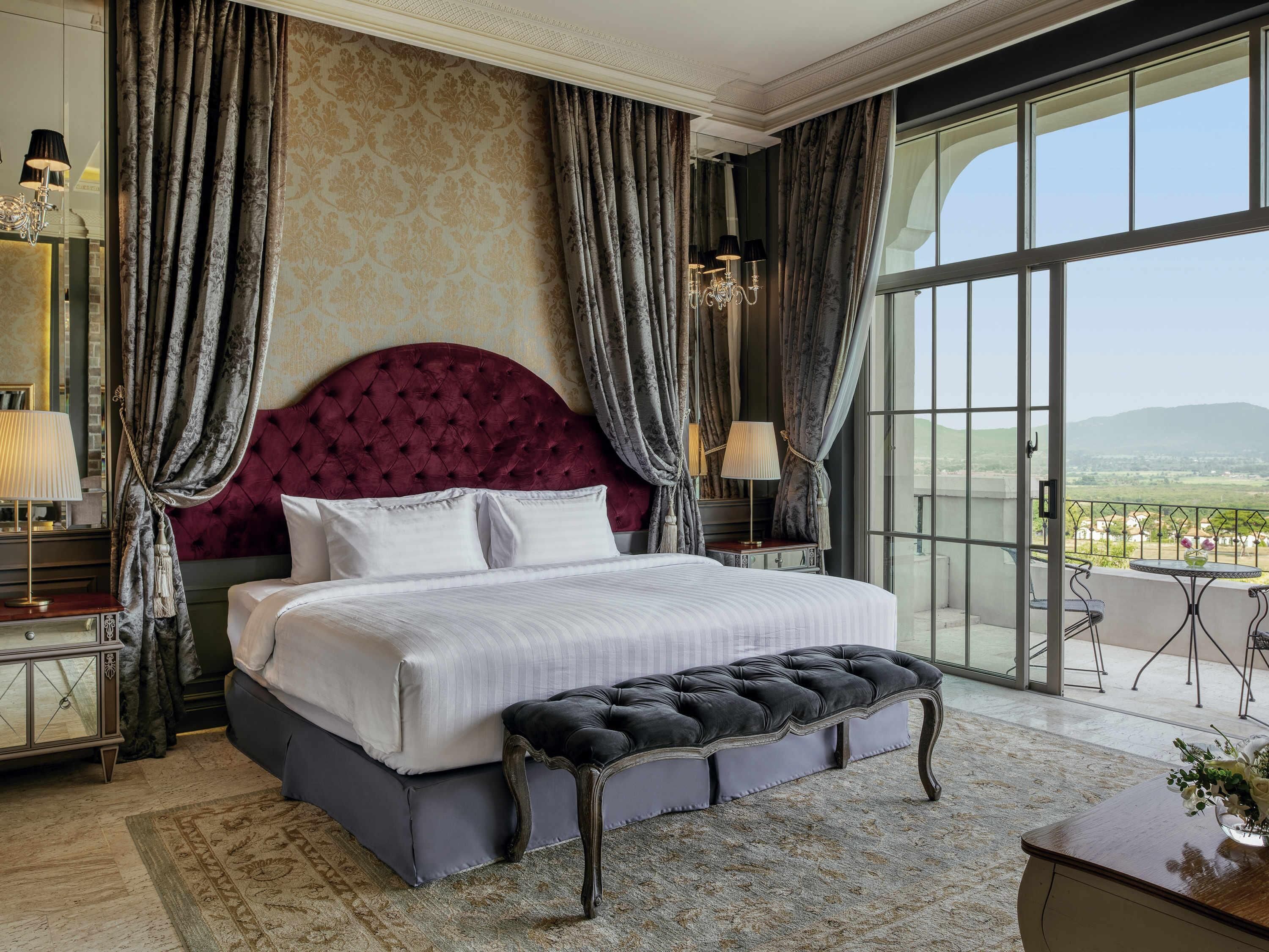 Minibar, brankas, meja kerja, dan setrika/meja setrika