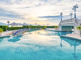 Una piscina cubierta, una piscina al aire libre