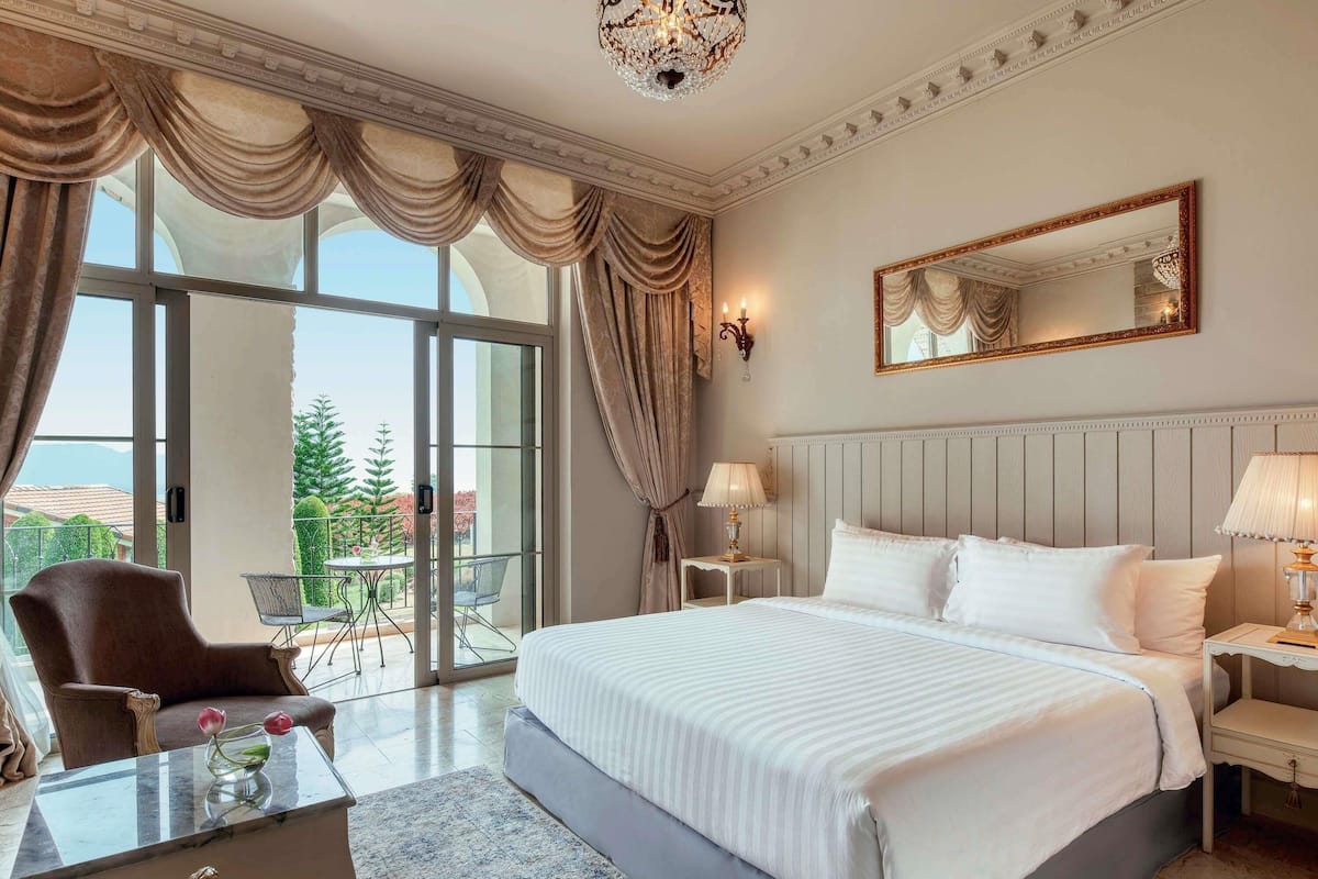 Minibar, coffres-forts dans les chambres, bureau