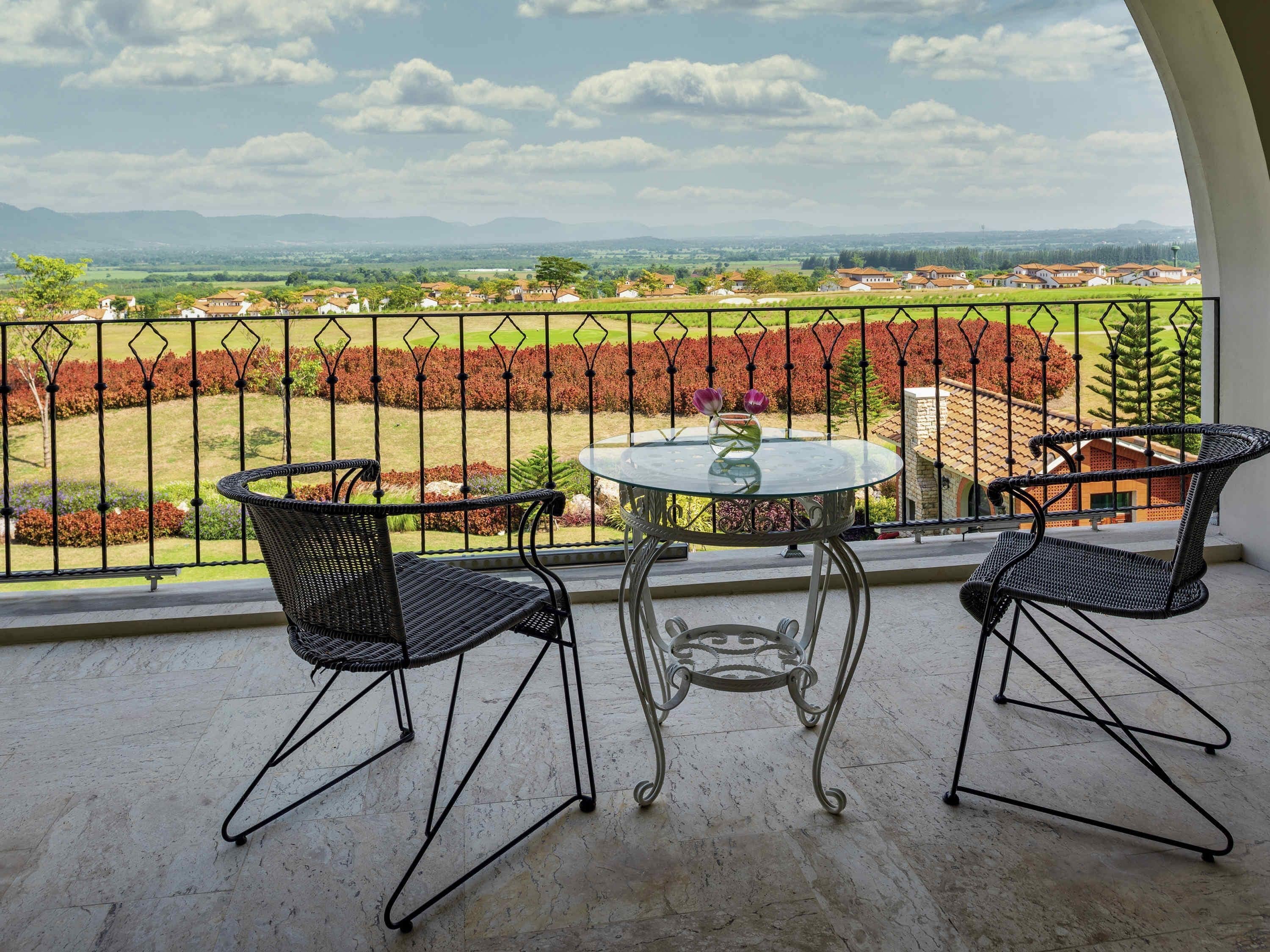 Een minibar, een kluis op de kamer, een bureau