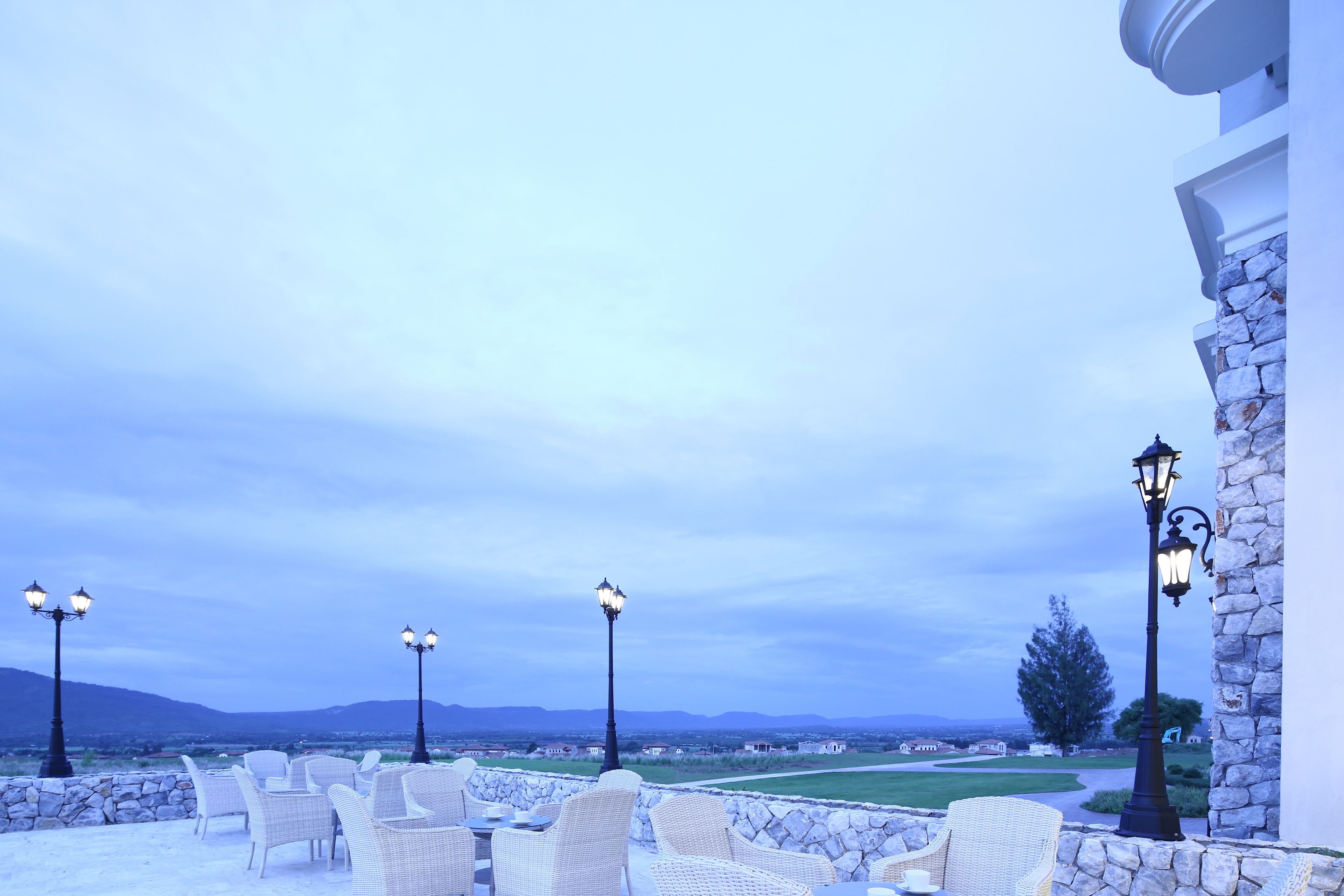 breakfast, lunch, dinner served; international cuisine