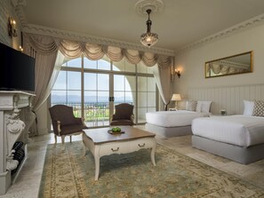 Minibar, caja de seguridad en la habitación y escritorio 