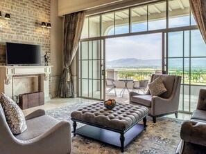 Een minibar, een kluis op de kamer, een bureau