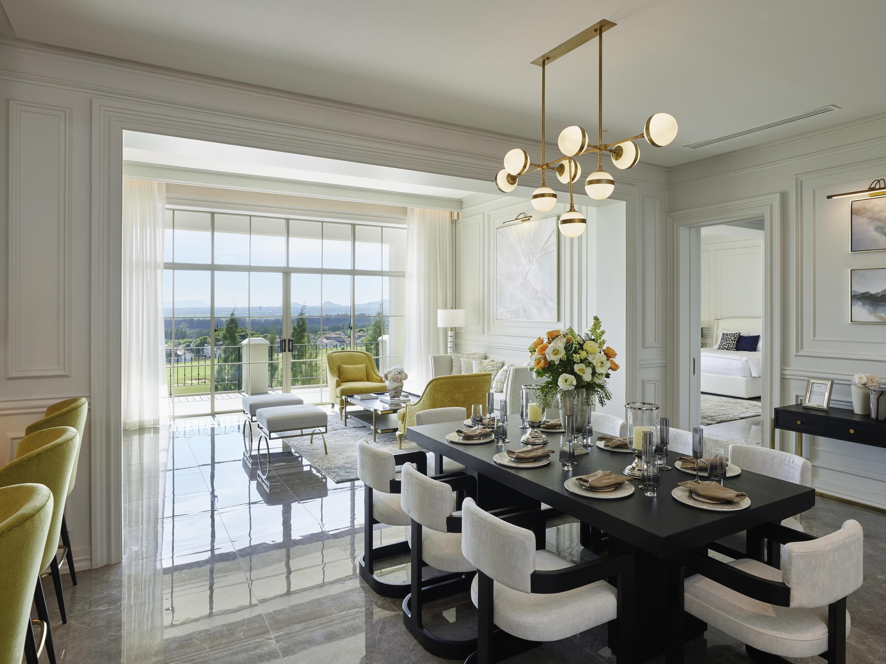 Penthouse Royal | Minibar, brankas, meja kerja, dan setrika/meja setrika
