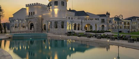 Inomhuspool, utomhuspool, gratis cabanor och parasoller