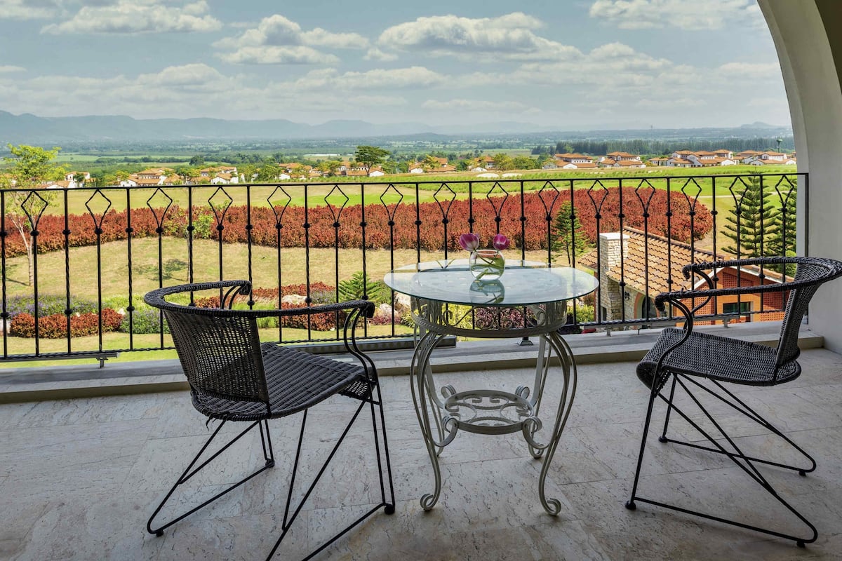 Minibar, in-room safe, desk, iron/ironing board