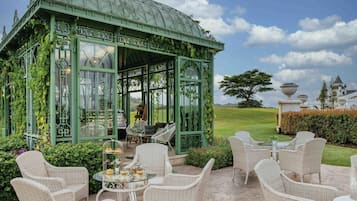 Déjeuner, dîner et souper servis sur place; cuisine internationale