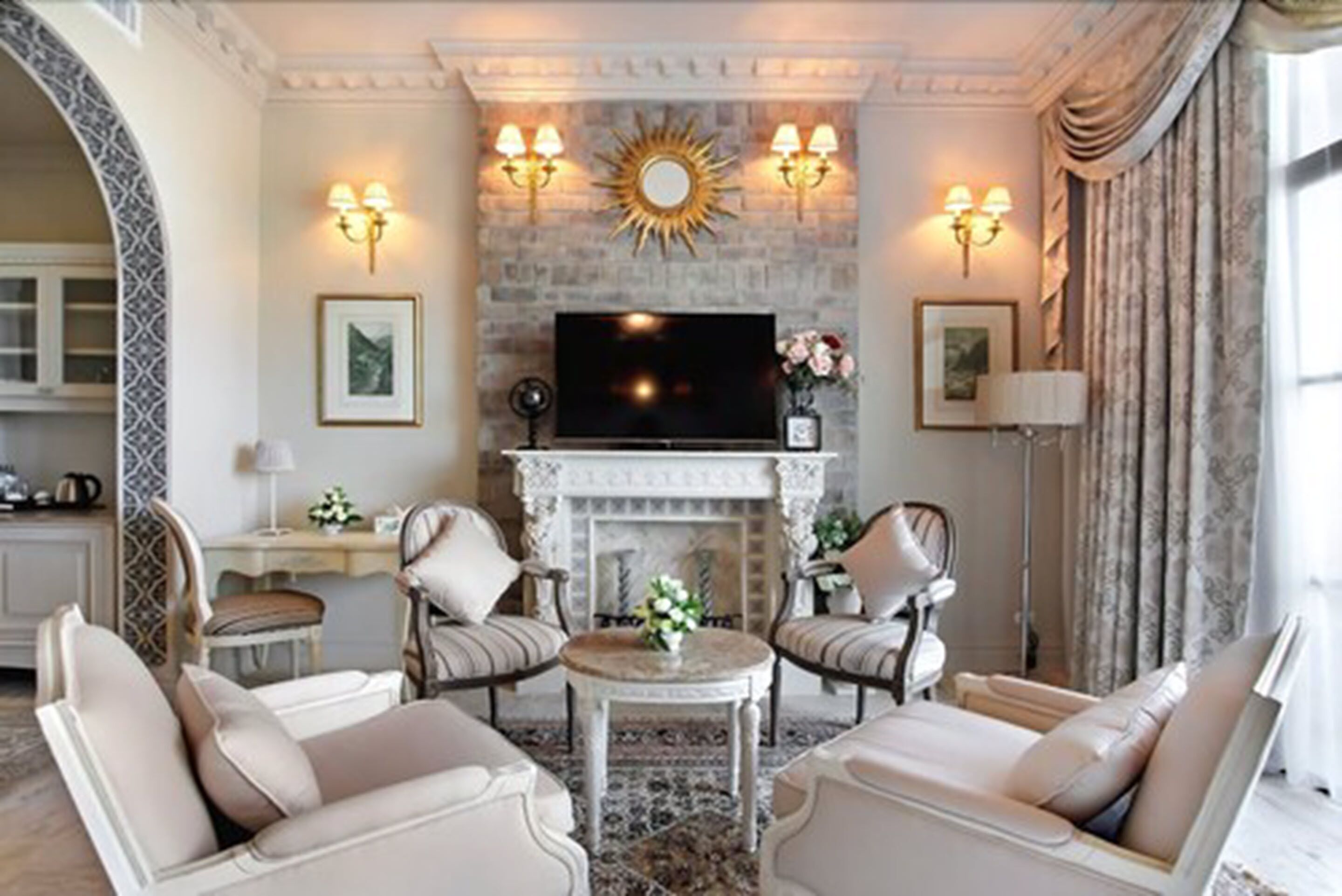 executive deluxe | living area | flat-screen tv