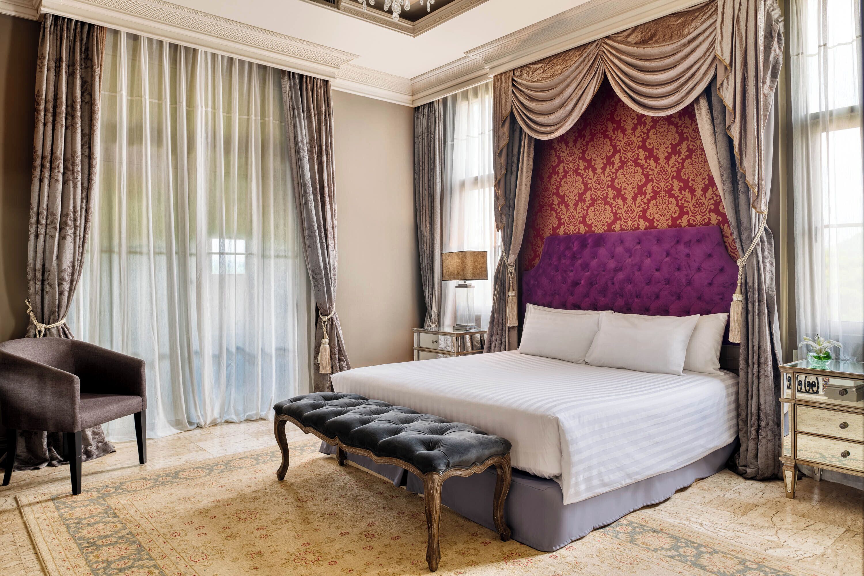 Minibar, coffres-forts dans les chambres, bureau