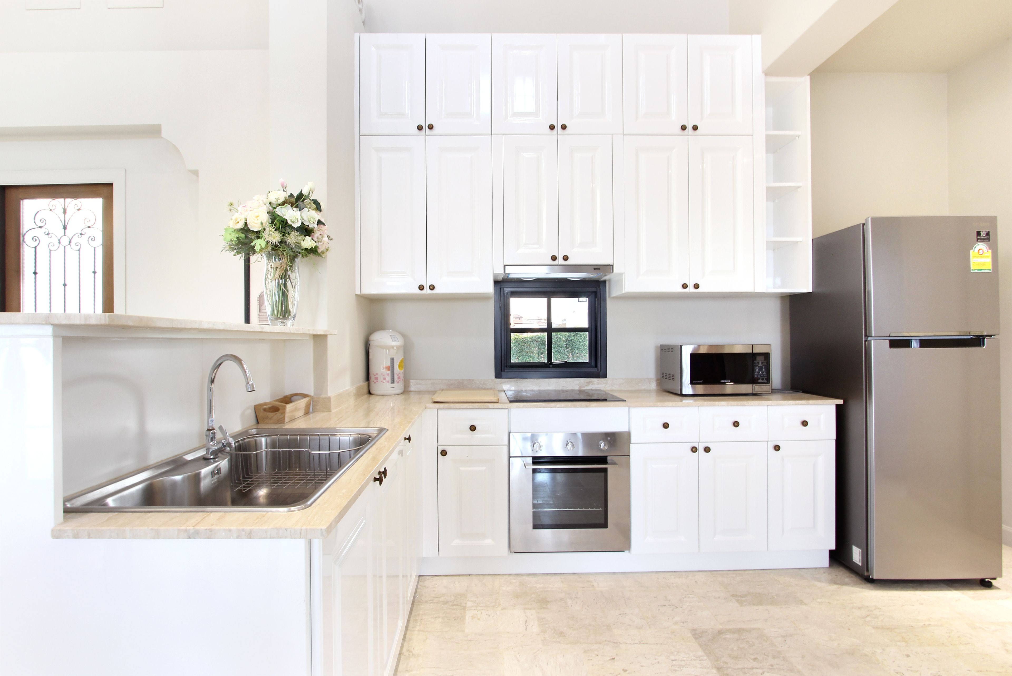 fridge, coffee/tea maker, electric kettle