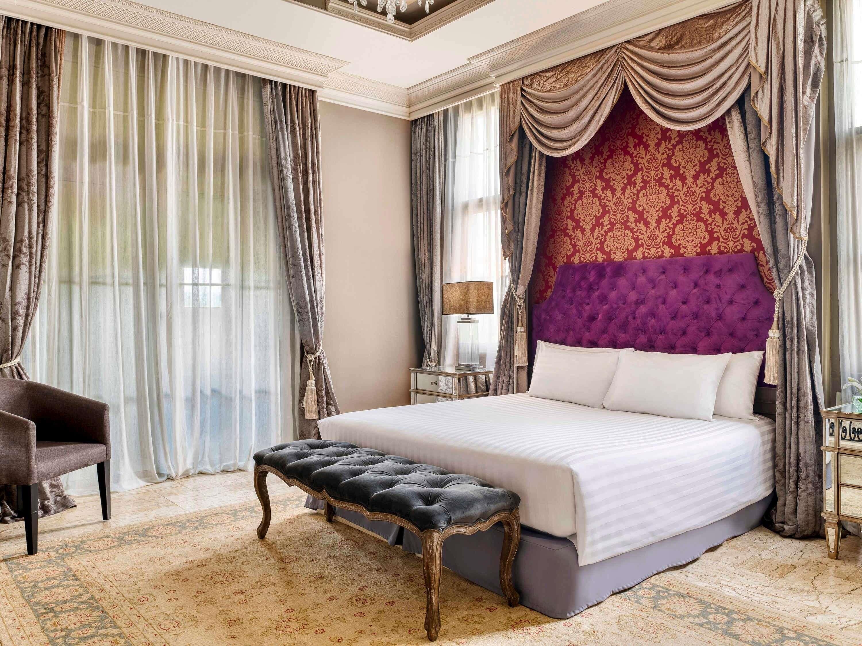 Camera Deluxe, 1 letto king | Minibar, una cassaforte in camera, una scrivania, ferro/asse da stiro