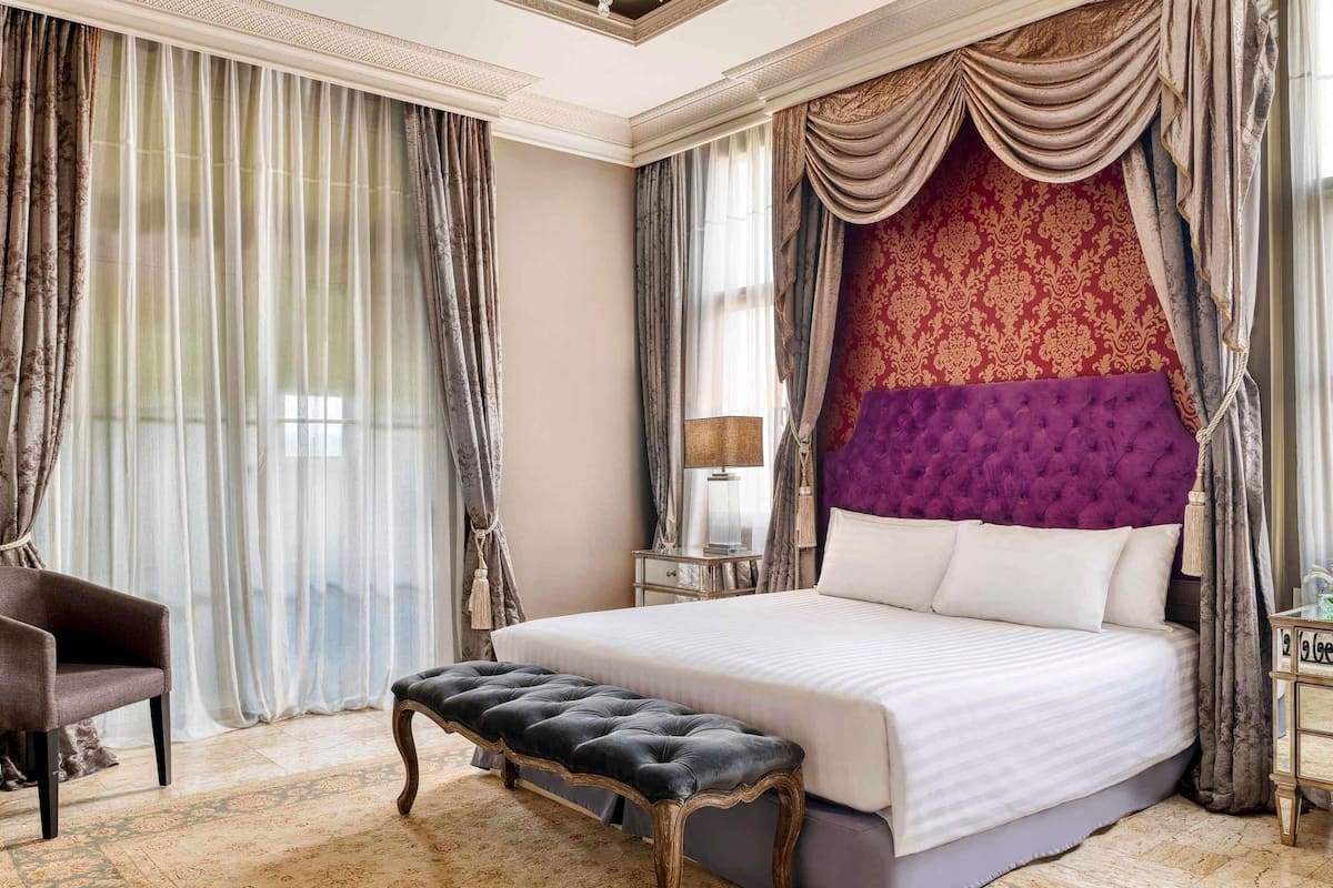 Chambre Deluxe, 1 très grand lit | Minibar, coffre-fort, bureau, fer et planche à repasser