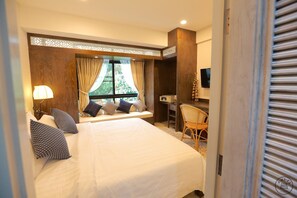 Habitación Deluxe | Minibar, caja de seguridad en la habitación y escritorio 