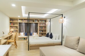 Minibar, caja de seguridad en la habitación y escritorio 