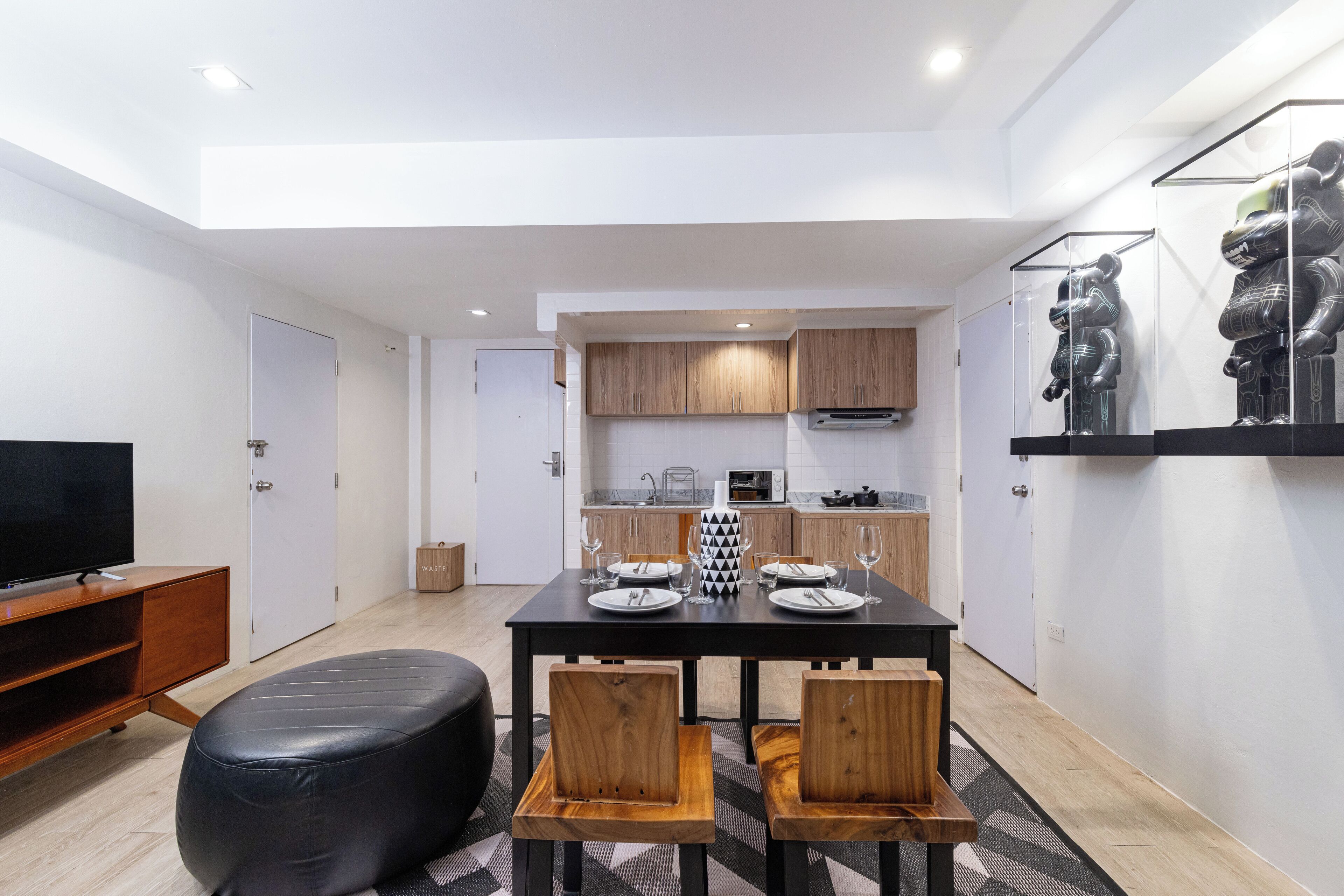 family suite, 2 bedrooms | living area | 32-inch lcd tv with cable channels, tv