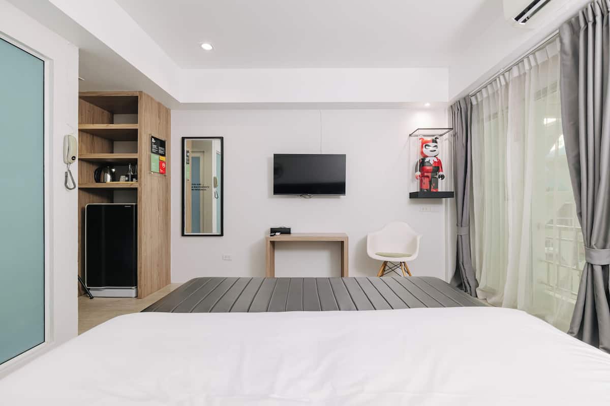 Deluxe King Bed Room | Ropa de cama de alta calidad y artículos del minibar gratis