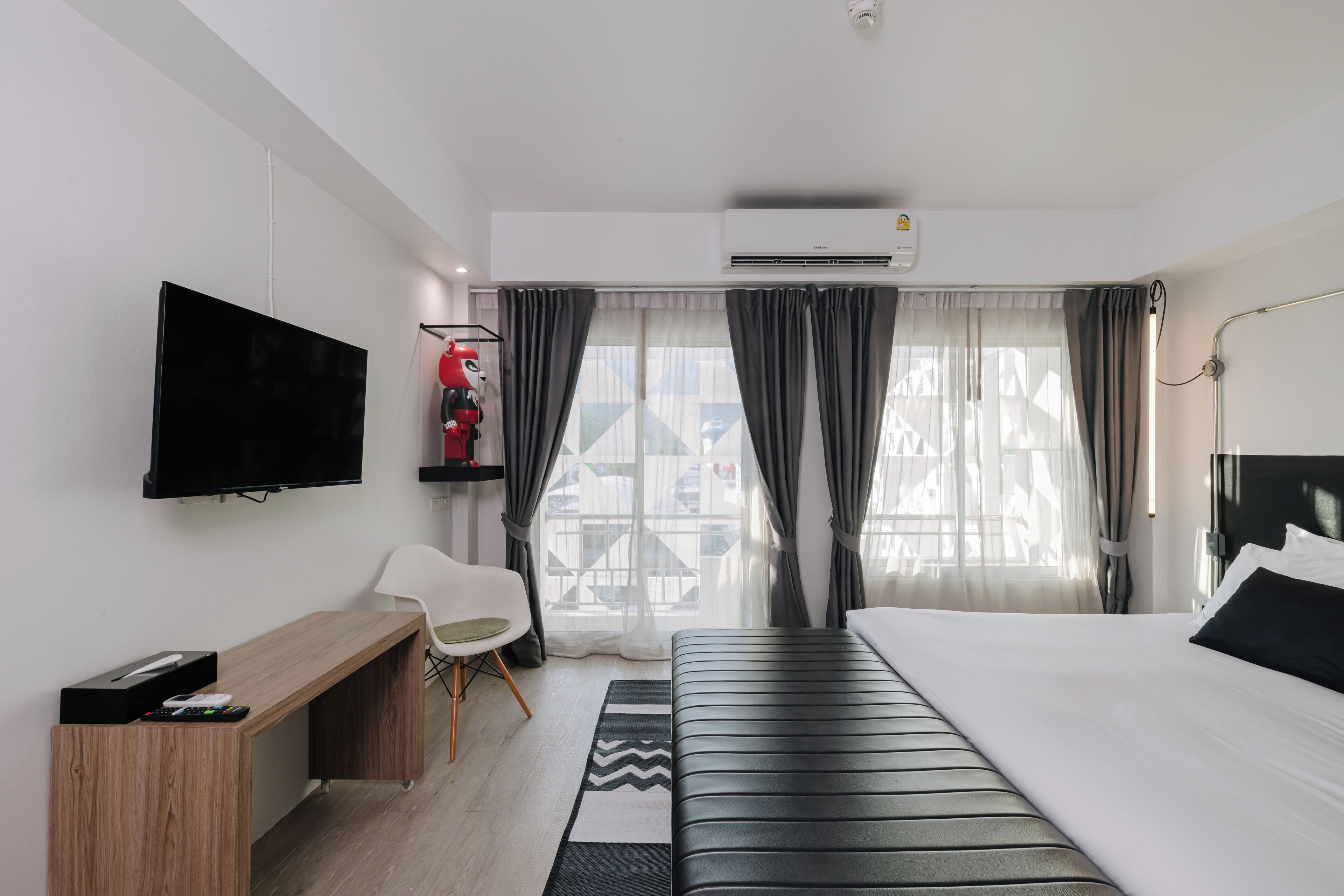 deluxe king bed room | premium bedding, free minibar, in-room safe, desk